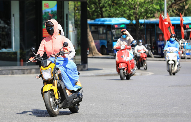 Dự báo thời tiết ngày 27/6/2022: Hà Nội chiều tối mưa dông, ngày nắng nóng gay gắt